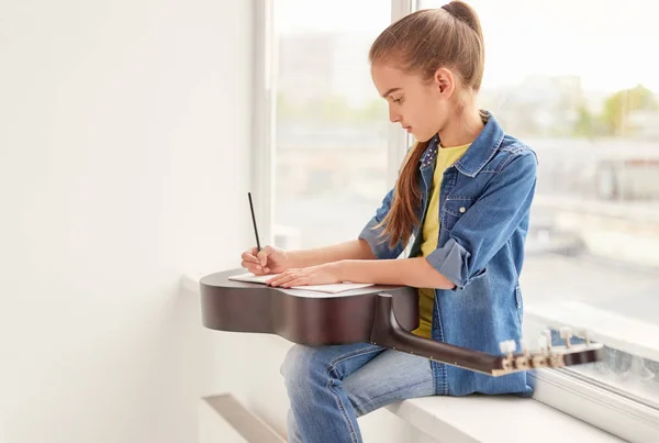 Dolce ragazzo imparare note di chitarra — Foto Stock