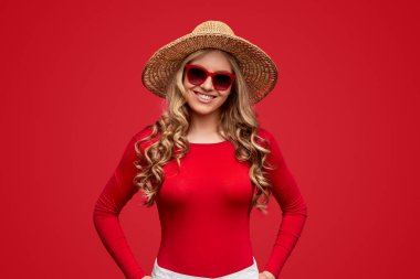 Yaz tatili boyunca mutlu bir kadın