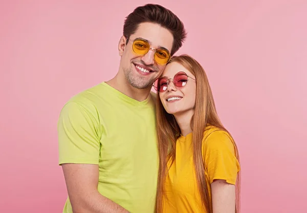 Wesoła młoda para w okularach przeciwsłonecznych — Zdjęcie stockowe