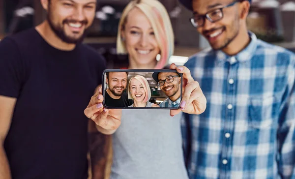 Diversos amigos alegres tirando selfie — Fotografia de Stock