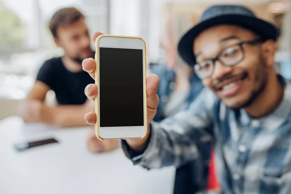 Черный парень рекламирует новое приложение для смартфонов — стоковое фото