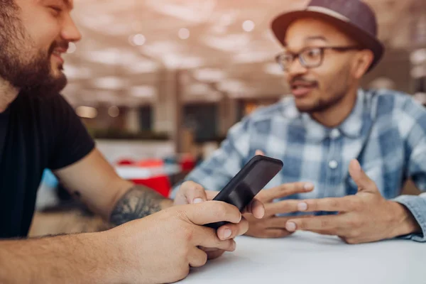 Diverse colleagues discussing work during lunch — Stock Photo, Image