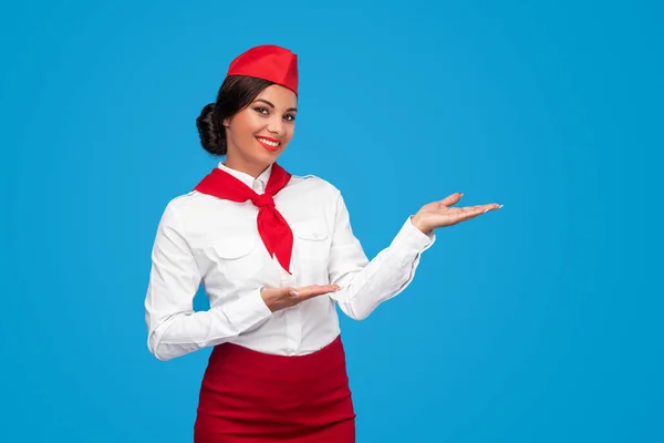 Веселая стюардесса, представляющая авиакомпанию — стоковое фото