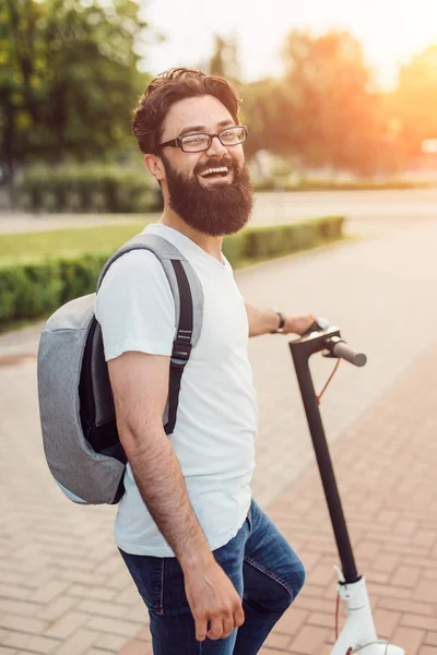 Gelukkig urban guy met scooter in park — Stockfoto