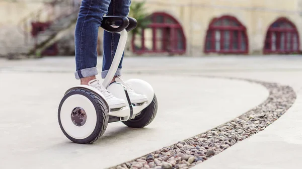 Tipo irreconocible montando auto equilibrio scooter en pavimento —  Fotos de Stock