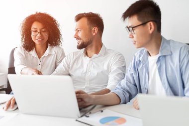 Uluslararası takım proje üzerinde birlikte çalışıyor