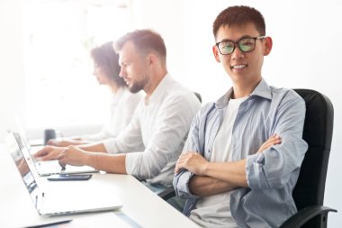 Etnik takım lideri kameraya gülümsüyor