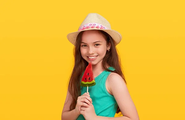 Vidám lány görögdinnye cukorkával — Stock Fotó