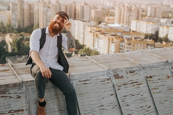 Alegre elegante gorra de ajuste masculino en la azotea —  Fotos de Stock