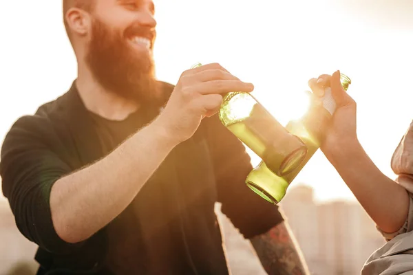 Casal de colheita beber cerveja durante a data — Fotografia de Stock