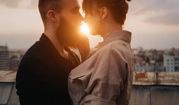 Unga par kysser under kvällen datum — Stockfoto