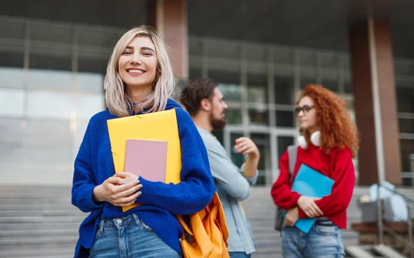 Jovem alegre candidatando-se à universidade — Fotografia de Stock