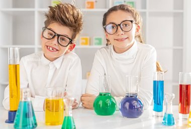 Deneyler yapan komik çocuklar.