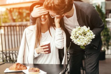 Adam restoranda sevgilisine sürpriz yapıyor.