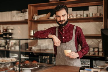 Tezgahın arkasında duran pozitif barista