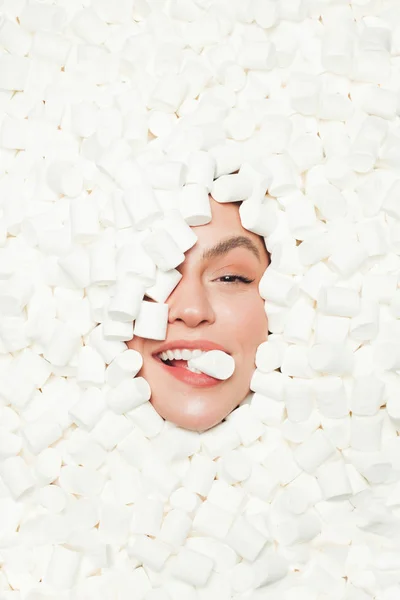 Mulher alegre em montão de marshmallows — Fotografia de Stock