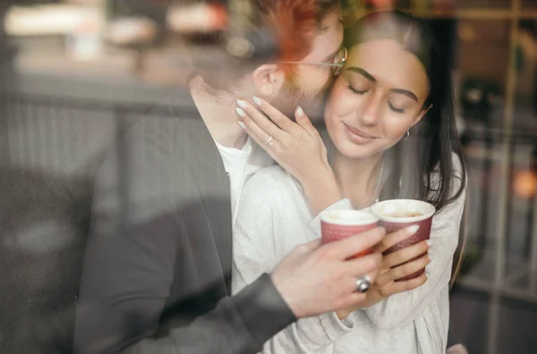 Man zoenen vriendin tijdens date in restaurant — Stockfoto
