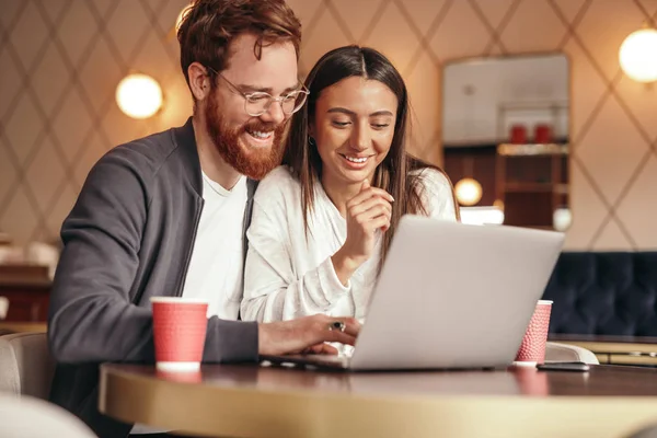 Wesoły freelancerzy za pomocą laptopa w kawiarni — Zdjęcie stockowe