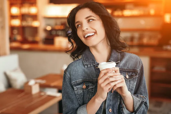 커피 집에서 따끈 한 음료를 즐기는 행복 한 여자 — 스톡 사진