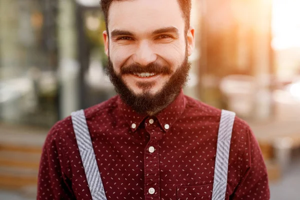 Camarero alegre sonriendo para la cámara — Foto de Stock