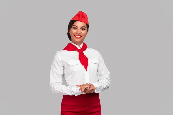 Freundliche Stewardess lächelt in die Kamera — Stockfoto