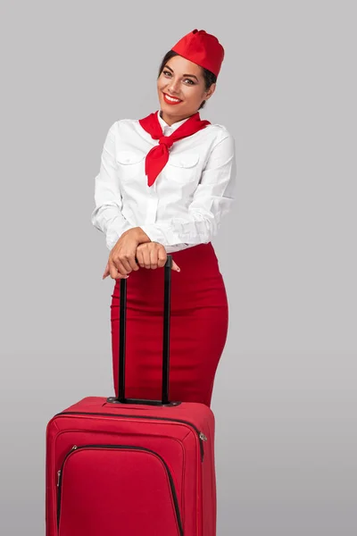 Bonne hôtesse de l'air avec valise — Photo
