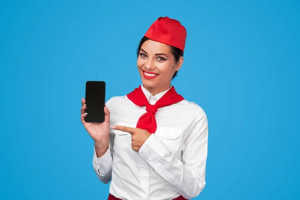 Vrolijke stewardess reclame luchtvaartmaatschappij app — Stockfoto