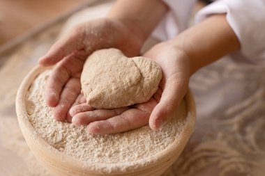 Kalbini hamurdan gösteren küçük fırıncı