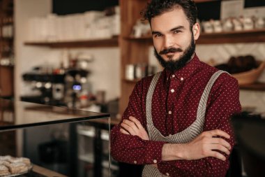 Rahat kafede kendine güvenen bir barmen.