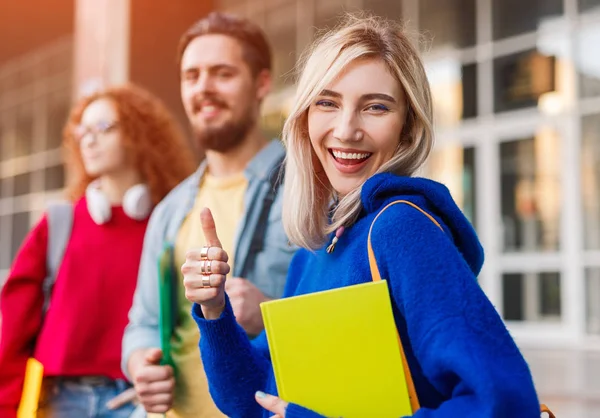 Studenți veseli care susțin campania de admitere universitară — Fotografie, imagine de stoc