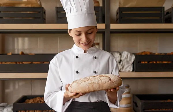 Panadero pequeño con pan fresco — Foto de Stock
