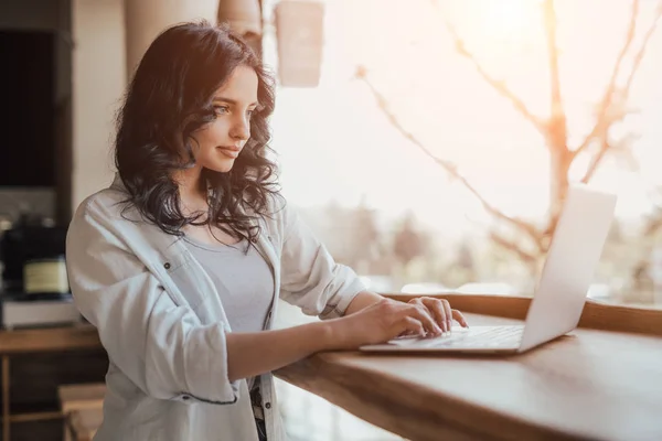 Female freelancer using laptop in cafe — Stock Photo, Image