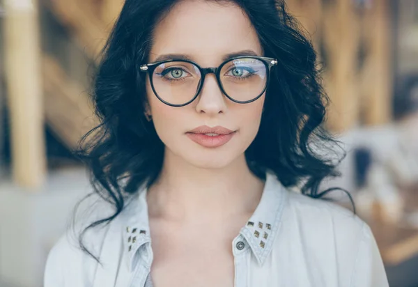 Ung kvinna i trendiga glasögon — Stockfoto