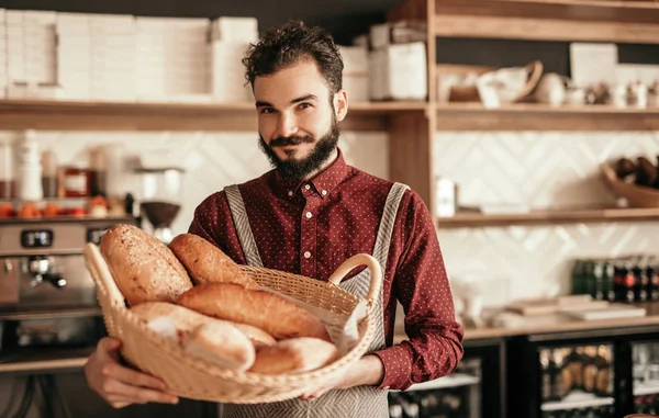 Amistoso panadero con pan fresco — Foto de Stock