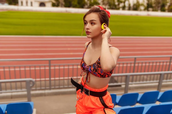 Selbstbewusste Athletin hört Musik im Stadion — Stockfoto