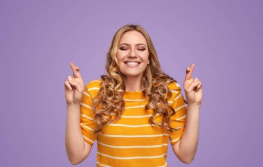 Parmakları çapraz olan bir kadın dilek diliyor