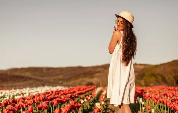 Optimistische Dame genießt Sommertag im Tulpenfeld — Stockfoto