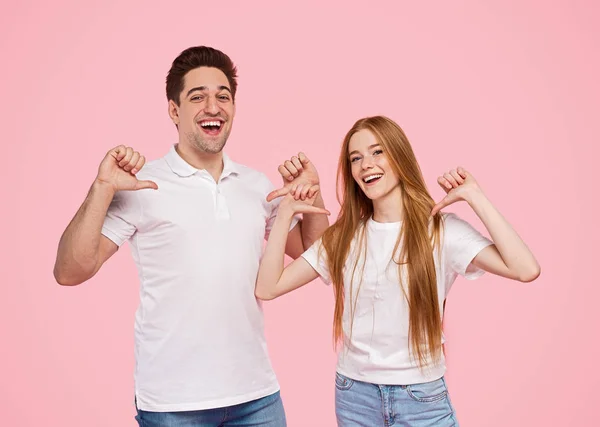 Glückliches, optimistisches junges Paar auf rosa Hintergrund — Stockfoto