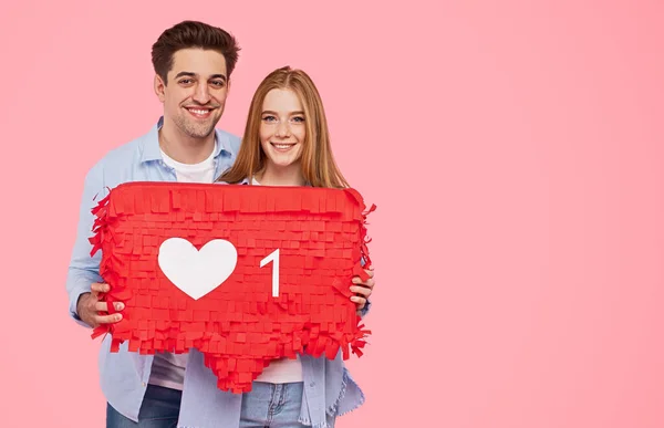 Alegre millennial casal segurando bolha de discurso com como ícone — Fotografia de Stock