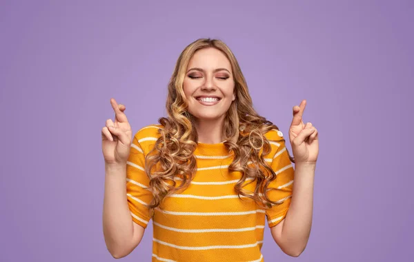 Woman with crossed fingers making wish — Stock Photo, Image