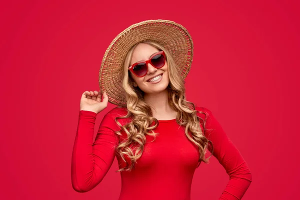 Mujer rubia alegre en sombrero de verano — Foto de Stock