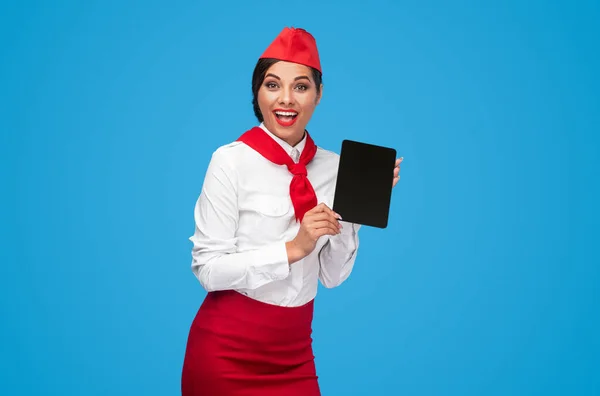 Весёлая стюардесса рекламирует приложение авиакомпании — стоковое фото
