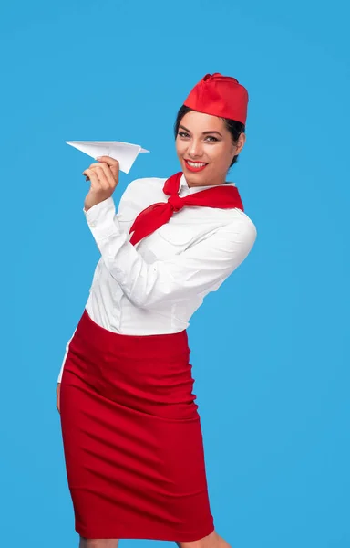 Веселая стюардесса с бумажным самолетом — стоковое фото