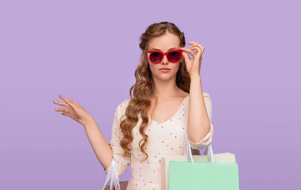 Stylische Frau passt Sonnenbrille beim Einkaufen an — Stockfoto
