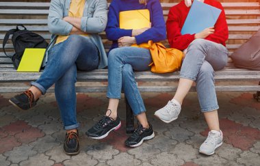 Ekin öğrencileri birlikte bankta oturuyor.