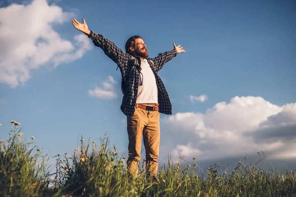 Glad manlig resenär njuter av frihet på sommardagen — Stockfoto