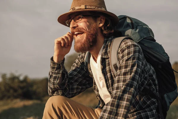 Cheerful bearded traveler in nature — Stock Photo, Image