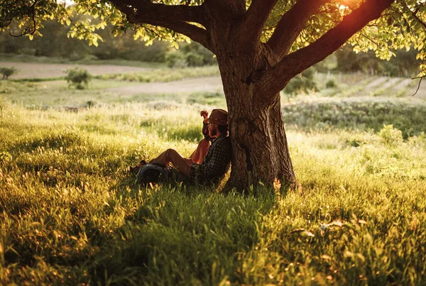 Calma zaino in spalla maschile seduto sotto l'albero in giorno d'estate — Foto Stock