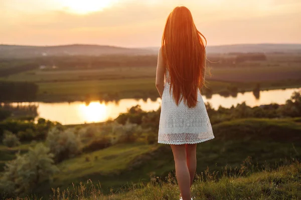 Yalnız genç kız kırsalda gün batımını seyrediyor — Stok fotoğraf