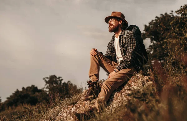 Relaxed thoughtful male traveler enjoying natural landscape — Stock Photo, Image